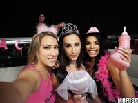 Ashley Adams och Gina Valentina knullar tillsammans