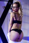 Nicole Aniston en szexi domina
