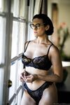 Romi Rain och Penny Barber slickar varandra