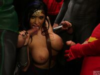 Romi Rain superhjälten knullad