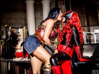 Charlotte Stokely och Romi Rain's cosplay lesbiska