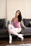 Emily Willis rider på den skallige killen