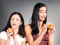 Licking Jane Wilde och Emily Willis