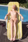 Yasmine Gold onanerar vid poolen