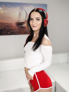 Viol, Sasha Sparrow - Gammal och tonårig lesbisk