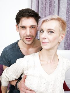 Belinda Bee - Äldre hustru