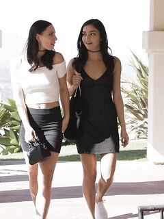 Aidra Fox, Emily Willis - Mjukt trekantsex