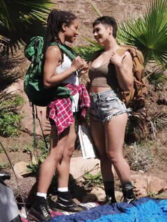 Kira Noir och Brooklyn Gray slickar varandra