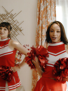 Lexi Luna och Alexis Rae är de eldiga cheerleaders
