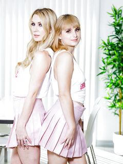 Blonde bitches Sydney Paige och Evie Christian är fint knullade i POV!