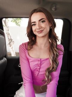 Nikki Nicoles smalare tonåring kropp in och ut ur bilen får hård sex