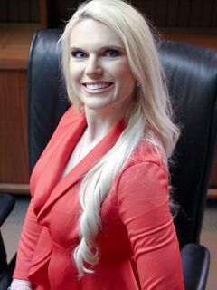 Långhåriga milf Sydney Davis knullar den självsäkra regissören