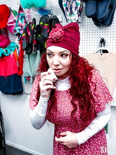 Kiki Daire röd tatuerad porrstjärna straffad för stöld