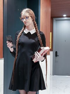 En lång svarthårig bokmask med glasögon är knullad i en genomborrad tights