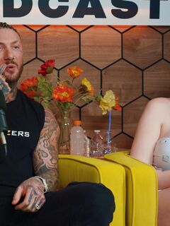 Tattoed girls Abigail Morris och Toochi Kash delar den röda vargen