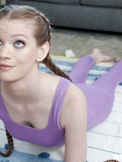 Thin yoga mylf Erin Everheart suger och får sin kuk i röven