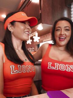 Emerald Loves och Cassie Lenoir slickar varandras fitta under vild sex
