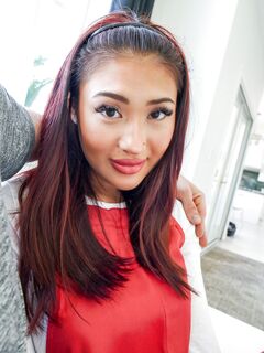 Asiatisk tjej Mina Luxx suger stor kuk och slickar bollar före sex