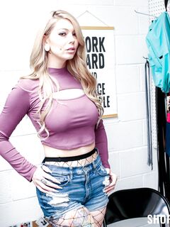 Tatuering blond milf kaylee ryder får svårt att stjäla