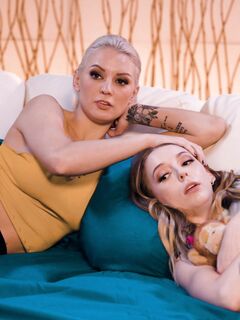Kenzie taylor och lilja larimar njuta av att slicka varandras rakning fitta