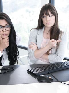 Alison Rey och Gina Valentina i arbete