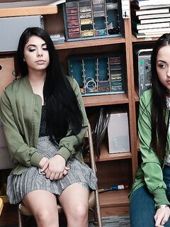 Gina Valentina och Mi Ha Doan suger kuk tillsammans