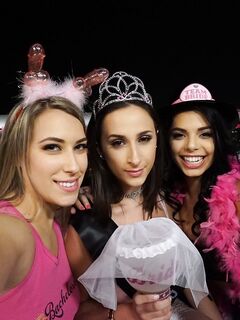 Ashley Adams och Gina Valentina knullar tillsammans