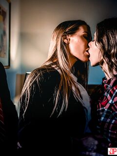 Anya Olsen och Nicole Aniston har en trekant