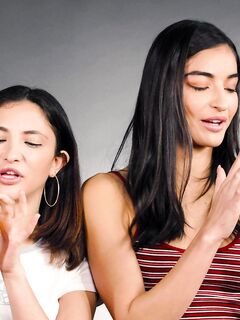 Licking Jane Wilde och Emily Willis